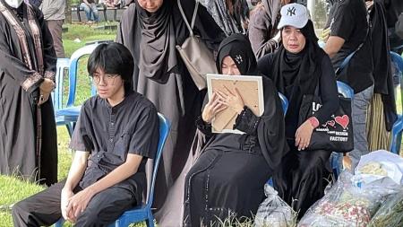 Epy Kusnandar Dimakamkan, Istri dan Fans Ucapkan Perpisahan
